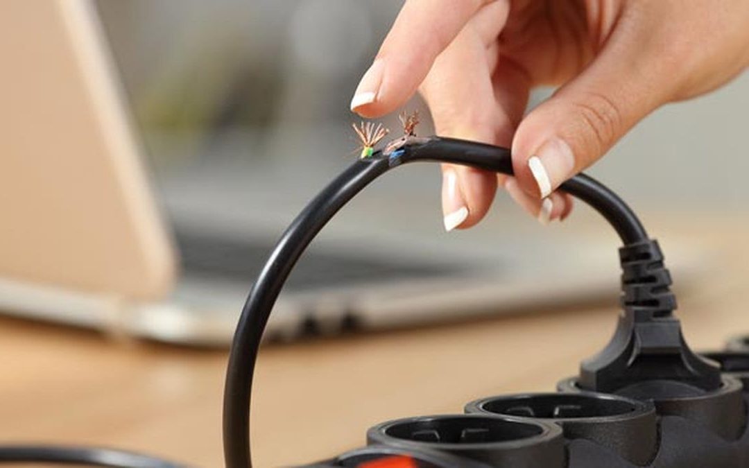 Señales de que tu casa te está pidiendo un electricista (¡antes de que salten chispas!)